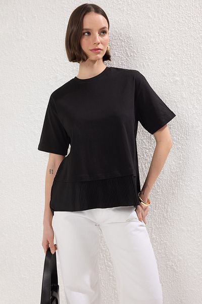 Trendyol Collection Schwarze, übergroße Strickbluse mit plissierten Details – TWOSS25BZ00466