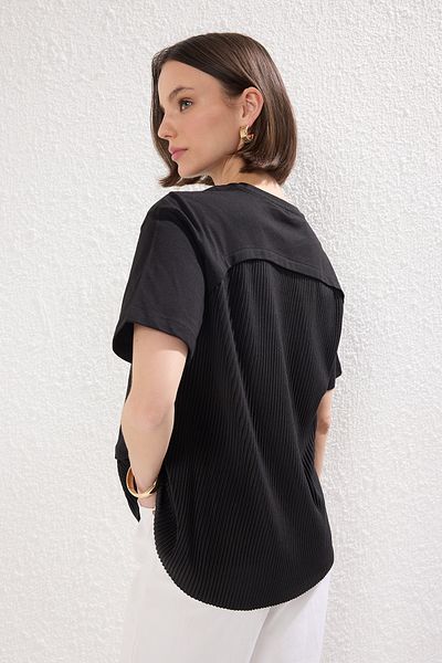 Trendyol Collection Schwarze, übergroße Strickbluse mit plissierten Details – TWOSS25BZ00466