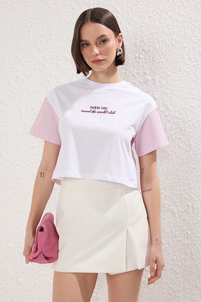 Trendyol Collection Ροζ χαλαρή/άνετη εφαρμογή Crop Top, γαρνιρισμένο πλεκτό μπλουζάκι TWOSS25TS00054