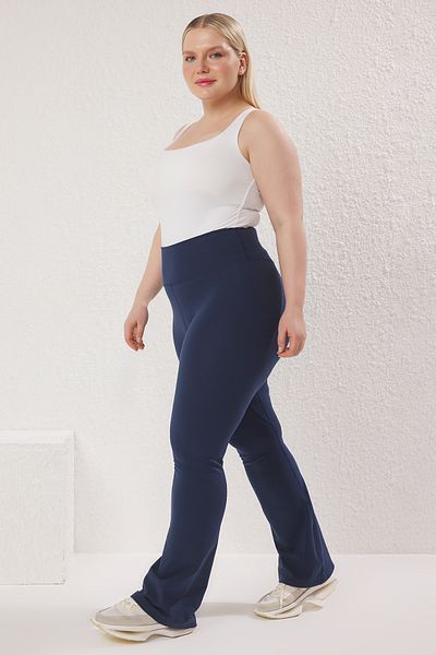 Trendyol Curve Blaue, gebürstete, weiche Stoff-Yoga-Strick-Sport-Leggings mit spanischem Bein TBBSS24AY00004