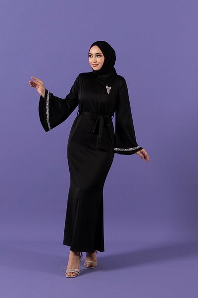 Stilife فستان سهرة بأكمام سوداء وتفاصيل حجرية - ساتان