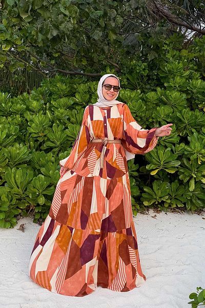Ka Hijab فستان فيسكوز بحزام بنمط هندسي بلون الطوب
