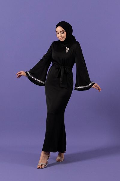 Stilife فستان سهرة بأكمام سوداء وتفاصيل حجرية - ساتان