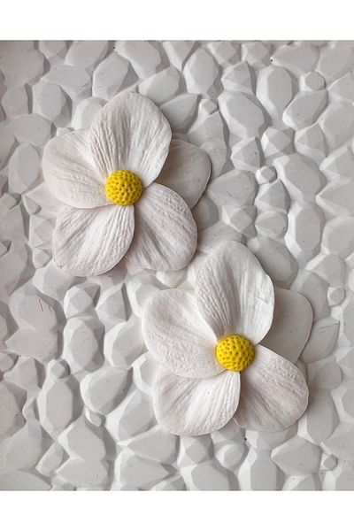ACCESSORY White Daisy Polymer Clay Flower Earrings