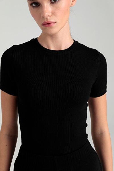 SHEISMONO Μαλακή μπλούζα με στρογγυλή λαιμόκοψη κοντομάνικη μαύρη