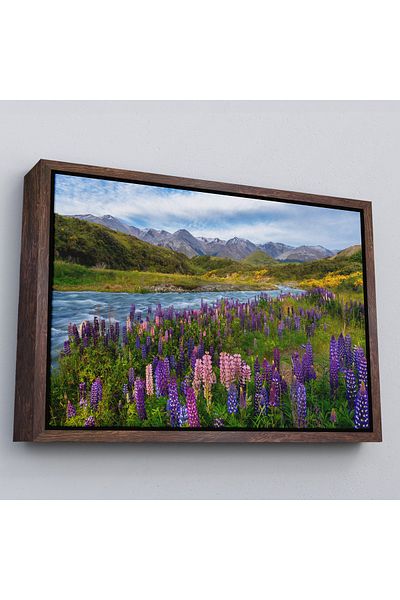 Harita Sepeti Râul Munte și Violet Lupin Flore Peisaj Pictură de perete cu cadru alb