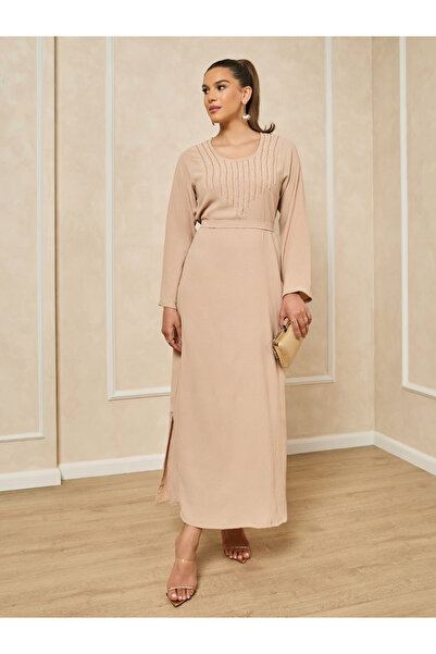 Styli عباية بياقة مطوية مع تطريز يدوي بالخرز من قماش باربي وحجاب شيفون متناسق