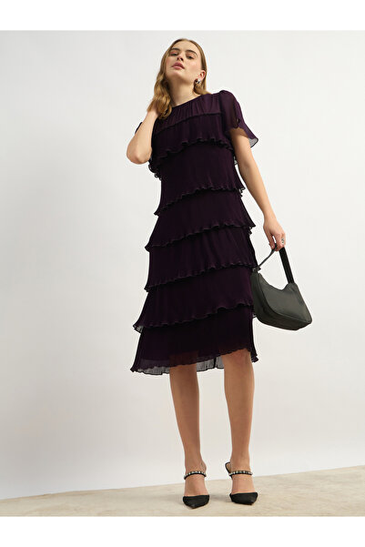 Styli فستان سادة بأكمام قصيرة وطبقات يصل إلى الركبة