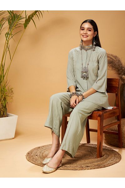 Sassafras By Styli طقم بلوزة طويلة مطرزة وبنطلون واسع