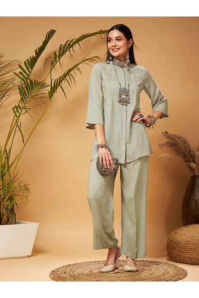 Sassafras By Styli طقم بلوزة طويلة مطرزة وبنطلون واسع