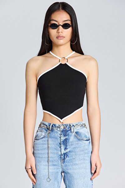 World Fashion Trends 1543 Bluză crop neagră cu detalii inelare