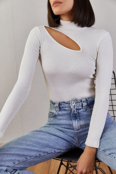 World Fashion Trends 1449 Λευκή μπλούζα με κορδόνι με λεπτομέρεια παραθύρου