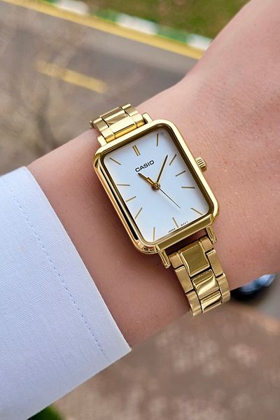 Casio ساعة يد نسائية مضمونة اللون أصفر ضمان سنتين ضد الماء