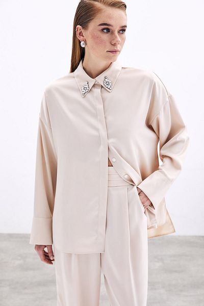 Sateen إكسسوارات مفصلة مع قميص بيج