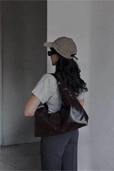 Yuka Atelier Geantă de umăr Marcia din piele artificială strălucitoare