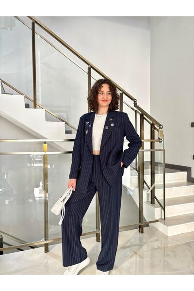 Butik Broş Detaylı Vatkalı Çizgili Takım