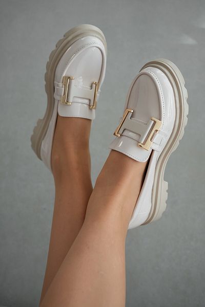 selinshoes حذاء لوفر نسائي من Milen بكعب منخفض وحزام وإكسسوارات ذهبية - ECRU