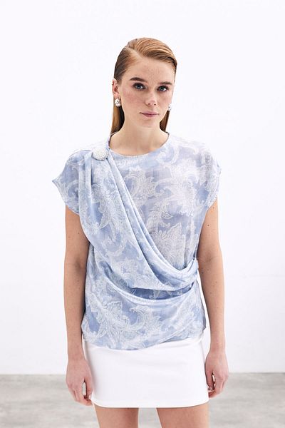 Sateen بلوزة زرقاء مع تفاصيل الإكسسوارات
