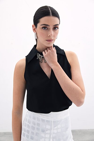 Sateen Чорна блуза без рукавів з камінням на комірі