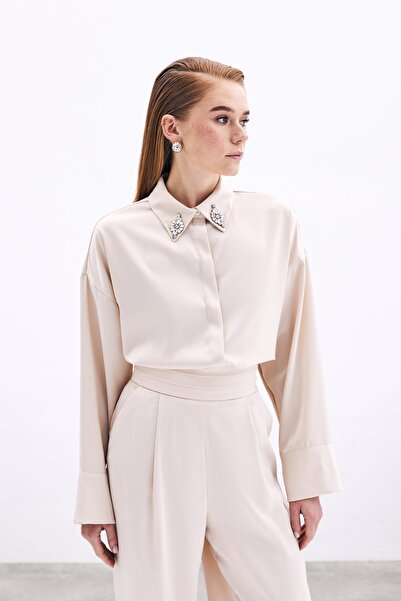 Sateen Detailed Accessories with Beige Shirt