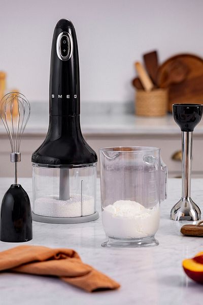 SMEG مجموعة خلاط يدوي أسود طراز الخمسينيات من تريتان ™   تجديد HBF03BLEU