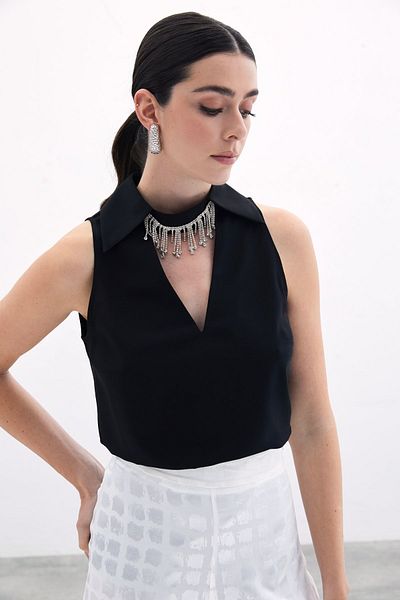 Sateen طوق حجر أسود بلا أكمام بلوزة