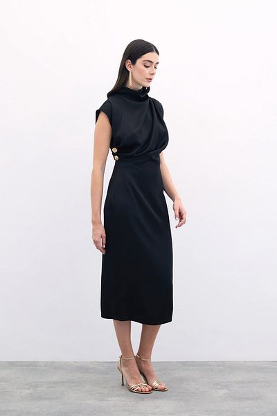 Sateen Rochie lungă cu detaliu cu nasturi - neagră