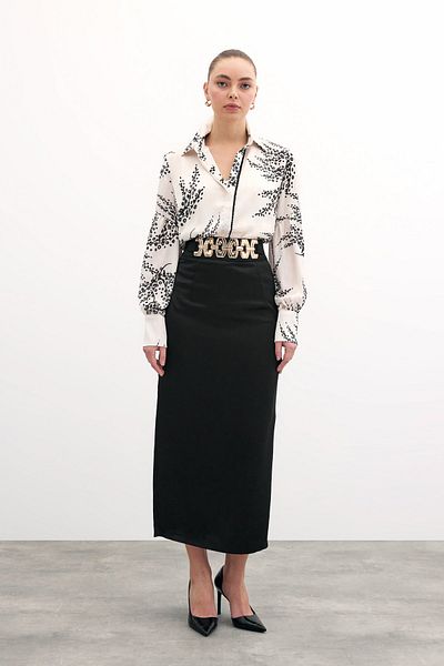 Sateen تنورة طويلة مع إكسسوارات ذهبية - أسود