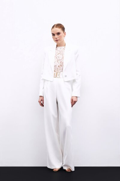 Sateen Колір екрю - штани з широкими штанинами та аксесуарами на талії