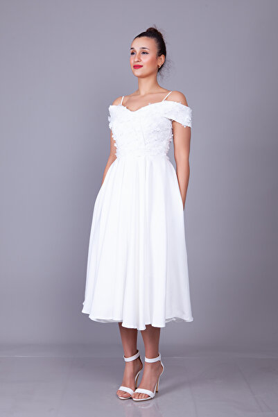 NO48 Beyaz Çiçekli Tül Detay Düşük Omuz Askılı Kayık Yaka Midi Boy Kloş Abiye Elbise