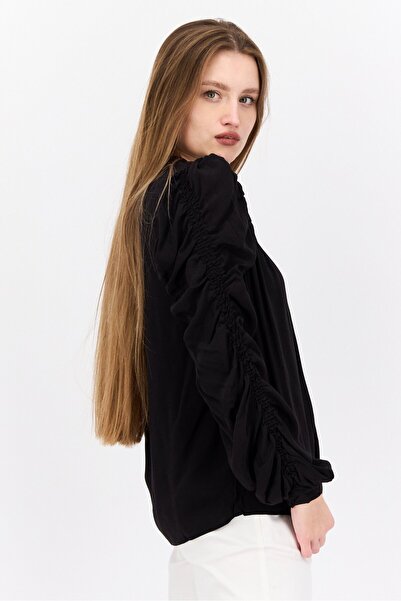 Pepe Jeans بلوزة نسائية ذات رقبة على شكل حرف V وأكمام طويلة ومزخرفة باللون الأسود