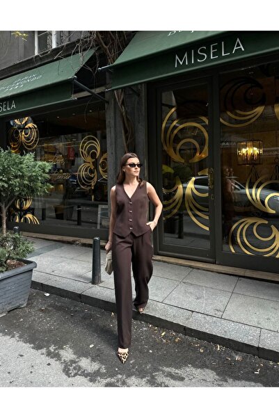 Butik Beyza Set din două piese vestă și pantaloni căptușiți cu nasturi fluture