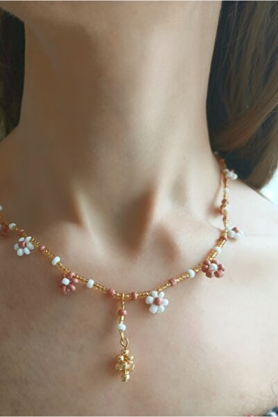 chibi قلادة مصنوعة يدويًا من الورد المجفف والزهرة البيضاء والتوت الذهبي مع تف...