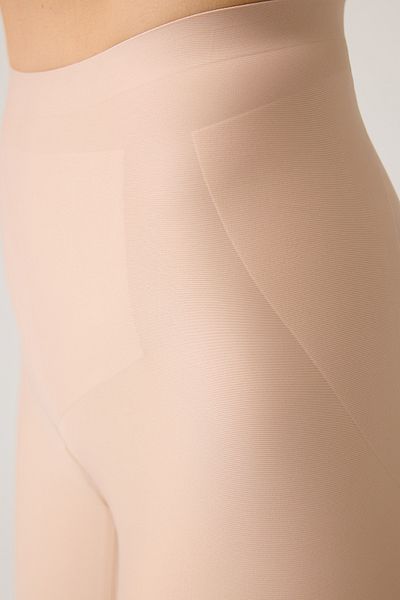 Los Ojos Pantaloni scurți pentru modelarea pantalonilor scurți