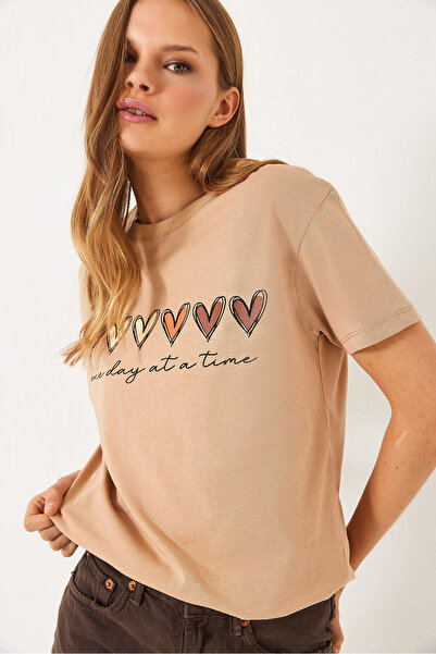 Bianco Lucci Γυναικείο κοντομάνικο μπλουζάκι με πολύχρωμη καρδιά με στάμπα Basic 60602017