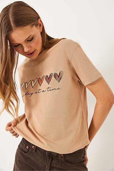 Bianco Lucci Γυναικείο κοντομάνικο μπλουζάκι με πολύχρωμη καρδιά με στάμπα Basic 60602017