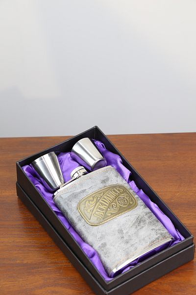 imsaconcept Gray Leather Flask Set with 2 Glasses 9.0Z