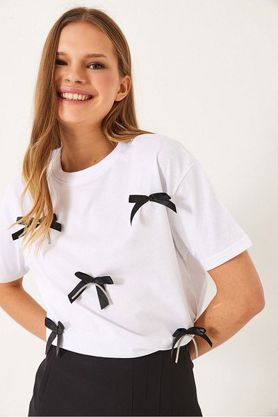 Bianco Lucci Γυναικείο T-Shirt με σατέν κορδέλα με πέτρινη λεπτομέρεια 60602011
