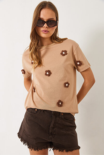 Bianco Lucci Γυναικείο κοντομάνικο μπλουζάκι με λαιμόκοψη με αξεσουάρ Daisy 60602019