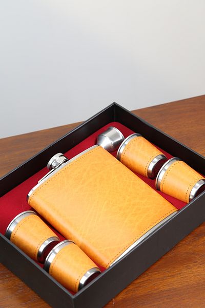 imsaconcept Stainless Steel Leather Covered Flask Set of 4 18.oz Anniversary, Gift for Lover