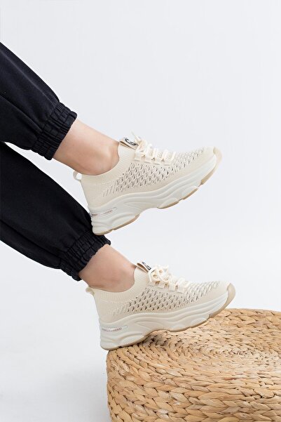 Guja حذاء رياضي بيج مستورد بتصميم خاص للأظافر 24y309-3