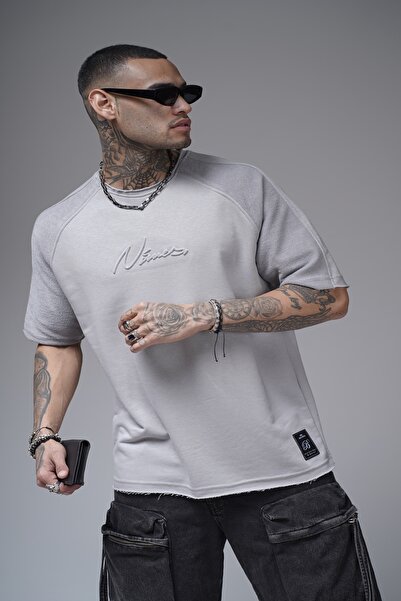 Butik Вишивка на шиї екіпажу красива детальна футболка з рукавом реглан 3 нитки з тканини з пензликом