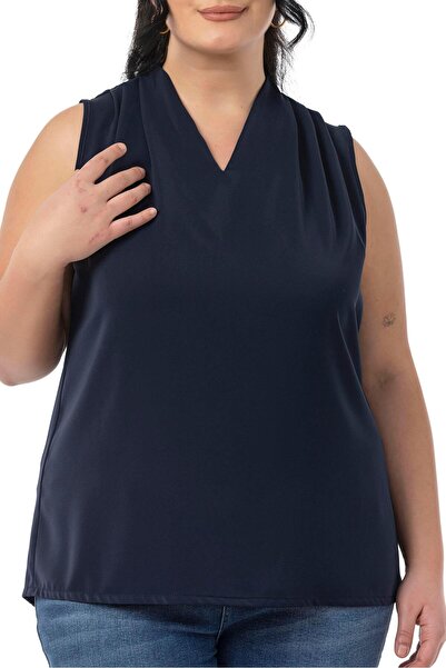 DISENTIS MODEST Μπλούζα μεγάλου μεγέθους με πτυχωτό ώμο με λαιμόκοψη V, αμάνικη μπλε ναυτική