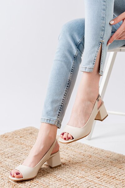 Hayalimdeki Ayakkabı حذاء نسائي بكعب منخفض بلون كريمي من Eriola - تفاصيل جلدية