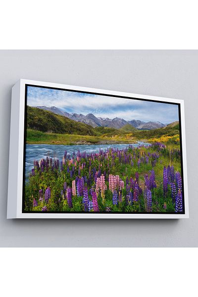 Harita Sepeti Râul Munte și Violet Lupin Flore Peisaj Pictură de perete cu cadru alb