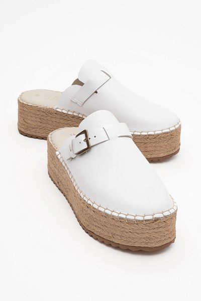 LuviShoes NOVAS White Skin Echtleder-Hausschuhe mit geschlossener Zehenpartie und Strohkeilsohle