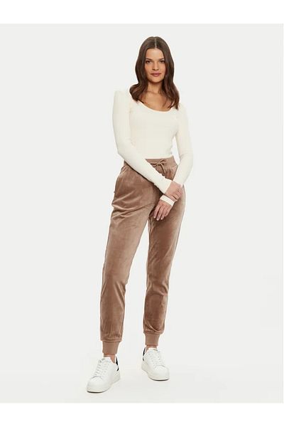 Guess Jeans Bluză albă ecru de damă, blugi Guess cu o formă regulată