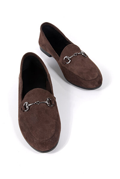 ÜNAL ÖZER حذاء باليه نسائي بني من جلد الغزال الطبيعي بمقدمة مستديرة وإبزيم يو...