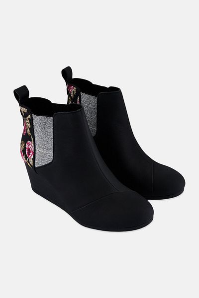 Toms حذاء كايلي سهل الارتداء للنساء بنقشة الزهور، أسود