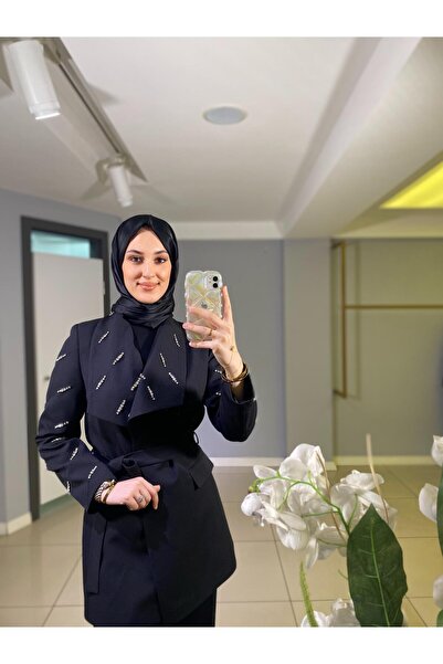miaruj سترة MIARUJ من الكريب بأكمام وياقة مرصعة بالأحجار